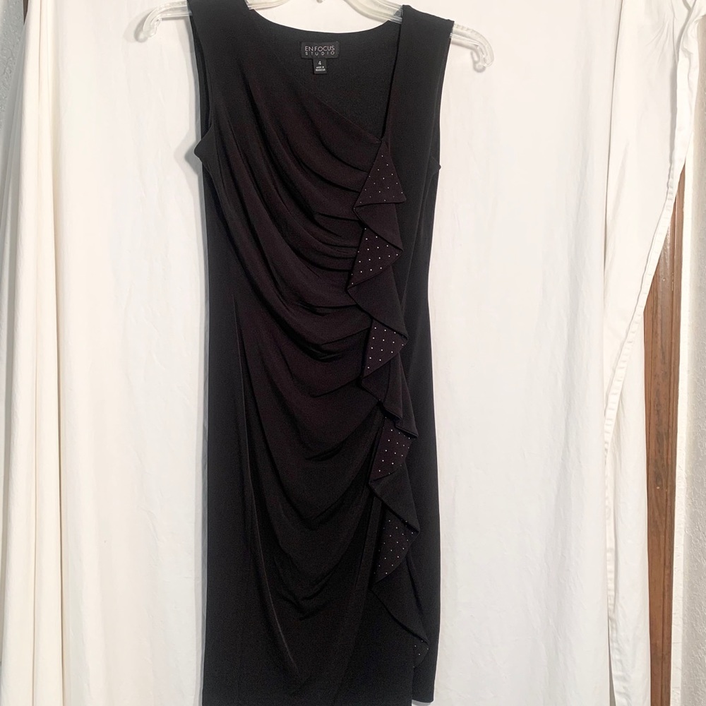 WOMENS SIZE 4 BLACK ENFOCUS STUDIO SLEEVELESS STRETCH BEADED DRESS
